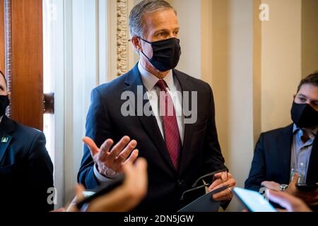 United States Senator John Thune (Republican of South Dakota) talks with reporters outside his office at the U.S. Capitol in Washington, DC, Thursday, December 17, 2020. Credit: Rod Lamkey/CNP | usage worldwide Stock Photo