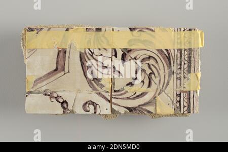 Wandverkleidungen, verzinntes Steingut, Unterglasur, zwei vertikale Rechtecke, 23 Kacheln hoch. A) neun Steine oben breit, sieben Steine unten breit. B) zehn und eineinhalb Fliesen breit., Arabesque Design von Laub. A) mit zentrierter Figur der Gerechtigkeit unter einem Baldachin. B) mit zentrierter Urne., evtl. Delft, Niederlande, evtl. Rotterdam, Holland, ca. 1725, Fliesen, Dekorative Kunst, Wandverkleidungen Stockfoto