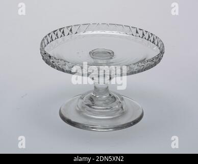 salver, Glas, flache runde Schale mit erhöhtem senkrechten Rand mit Diamanten; hoher Stiel mit zentralem Knauf; gewölbter Boden mit breitem flachem, kreisförmigem Fuß; Boden mit Pontil-Markierung., Irland, ca. 1790, Glaswaren, Dekorative Künste, Salver Stockfoto