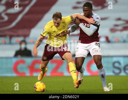 Burnleys Ashley Barnes (links) und Aston Villas Kortney Hause kämpfen während des Premier League-Spiels in Villa Park, Birmingham, um den Ball. Stockfoto