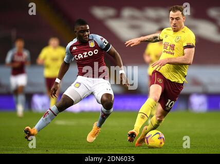 Aston Villas wunderbare Nakamba (links) und Burnleys Ashley Barnes kämpfen während des Premier League-Spiels in Villa Park, Birmingham, um den Ball. Stockfoto