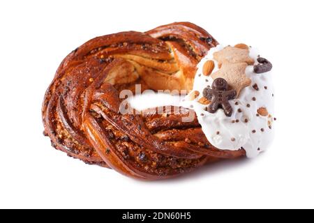 Süßer Brotkranz isoliert auf weißem Hintergrund. Honig Brioche Girlande mit Schokolade und Nüssen. Urlaubsrezepte. Geflochtenes Brot. Zimt Twist Brot W Stockfoto