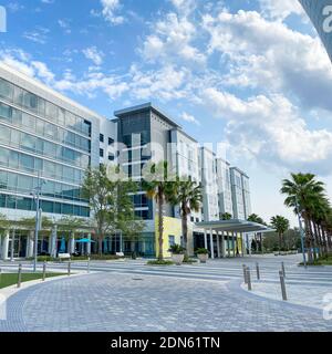 Orlando, FL USA - 10. April 2020: Das Äußere eines Marriott Courtyard and Residence Inn in Laureate Park Lake Nona Town Center in Orlando, Florida. Stockfoto