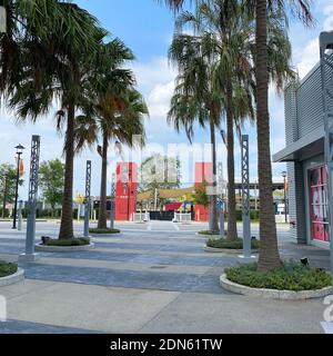 Orlando, FL USA - 10. April 2020: Das Äußere des Boxi Park eine Gruppe von Schiffscontainern, die ein Restaurant im Freien, Bar und Unterhaltung bilden Stockfoto
