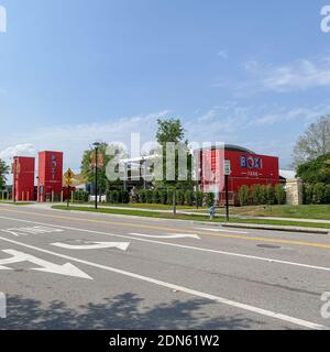 Orlando, FL USA - 10. April 2020: Das Äußere des Boxi Park eine Gruppe von Schiffscontainern, die ein Restaurant im Freien, Bar und Unterhaltung bilden Stockfoto