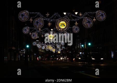 London, Großbritannien. - 2. Dezember 2020: Festliche Lichter schmücken Londons Strand Road zu Weihnachten 2020.: Stockfoto