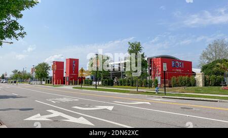 Orlando, FL USA - 10. April 2020: Das Äußere des Boxi Park eine Gruppe von Schiffscontainern, die ein Restaurant im Freien, Bar und Unterhaltung bilden Stockfoto