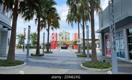 Orlando, FL USA - 10. April 2020: Das Äußere des Boxi Park eine Gruppe von Schiffscontainern, die ein Restaurant im Freien, Bar und Unterhaltung bilden Stockfoto