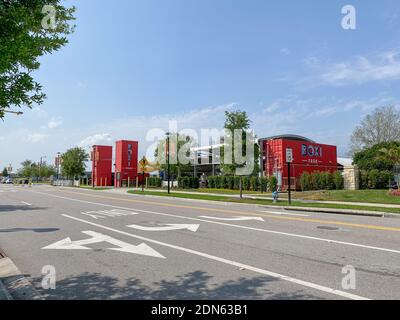 Orlando, FL USA - 10. April 2020: Das Äußere des Boxi Park eine Gruppe von Schiffscontainern, die ein Restaurant im Freien, Bar und Unterhaltung bilden Stockfoto