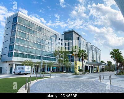 Orlando, FL USA - 10. April 2020: Das Äußere eines Marriott Courtyard and Residence Inn in Laureate Park Lake Nona Town Center in Orlando, Florida. Stockfoto