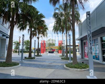 Orlando, FL USA - 10. April 2020: Das Äußere des Boxi Park eine Gruppe von Schiffscontainern, die ein Restaurant im Freien, Bar und Unterhaltung bilden Stockfoto