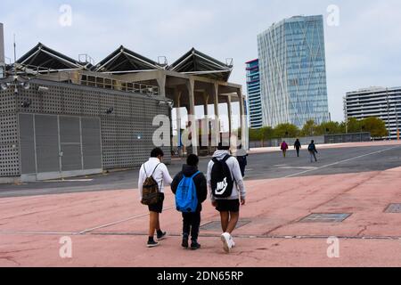 Rückansicht der Schüler mit Rucksack zu Fuß. Parc del Forum, Barcelona, Katalonien, Spanien. Stockfoto