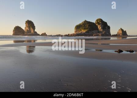 Ebbe am Motukiekie Beach Stockfoto