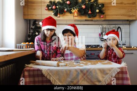 Die Familie bereitet sich auf das neue Jahr vor und bereitet sich vor Cookies Stockfoto