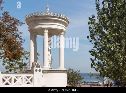 Russland, Krim, Feodosia 18. September 2020-Statue der Venus von Milo in der Pavillon-Rotunde an der Fassade der Dacha Milos auf Aivazovsky Avenue, gebaut Stockfoto