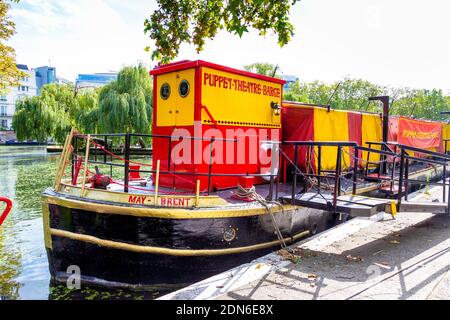 Außenansicht des Puppet Theatre Barge in Paddington am Regent's Canal in Little Venice, London, Großbritannien Stockfoto