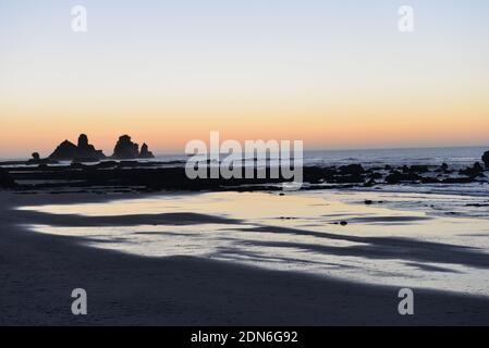 Ebbe am Motukiekie Beach Stockfoto