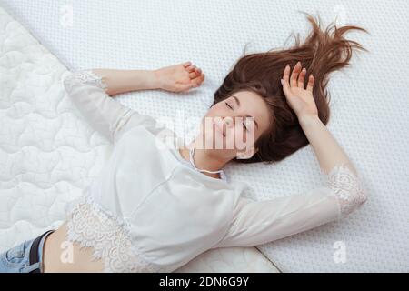 Draufsicht Aufnahme einer schönen jungen Frau, die gesund genießt Schlafen Sie auf orthopädischen Bett Stockfoto