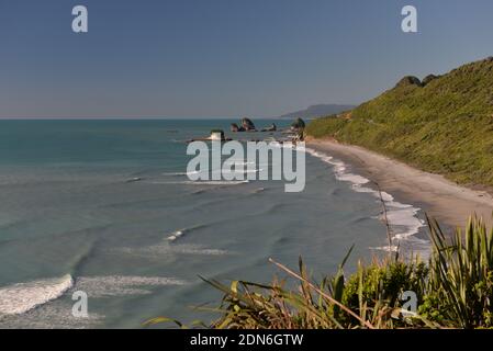 Ebbe am Motukiekie Beach Stockfoto