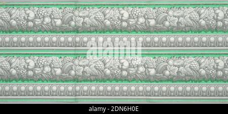 Bordüre, Blockdruck auf handgeschöpftem Papier, breites Fruchtband mit schmalem Band aus Architekturverzierungen darunter. Gedruckt in grüner Grisailleschrift. Gedruckt zwei Ränder quer Breite., H# 668, Frankreich, 1810–35, Wallcoverings, Rand Stockfoto