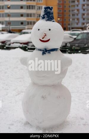 Schneemann im Hof mit einem Eimer auf dem Kopf. Stockfoto