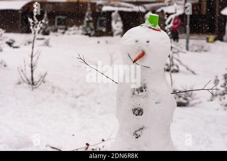 Lustige Schneemann auf dem Spielplatz. Moskau im Winter Stockfoto