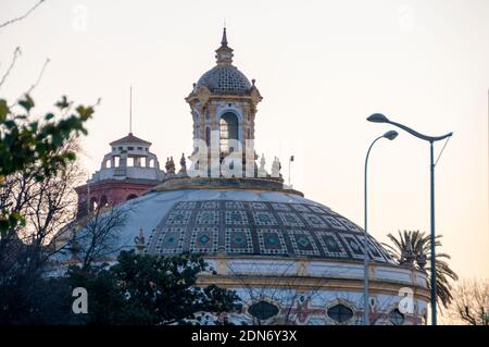 Barocke Kuppel des Theaters Lope de Vega, erbaut für die Iberoamerikanische Ausstellung 1929 in Sevilla, Spanien. Stockfoto