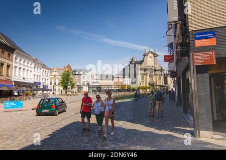 Mechelen, Flandern, Belgien. August 2019. Im Hintergrund die Fassade der Kirche von Sint-Pieter-en-Pauluskerk. Schöner Sommertag, die Menschen sind wa Stockfoto