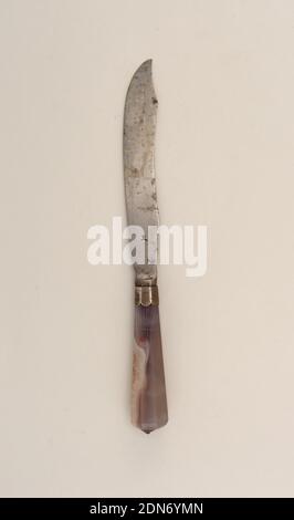 Messer, Achat, Silber, Stahl, Säbelklinge mit gebogener Oberkante. Einfarbiger Polster, silbergravierte Ferrule mit scalloped Rand. Abfackeln, facettierter Achatgriff, silberne konische Halterung auf der Oberseite., möglicherweise Schottland, n.d., Besteck, Dekorative Künste, Messer Stockfoto