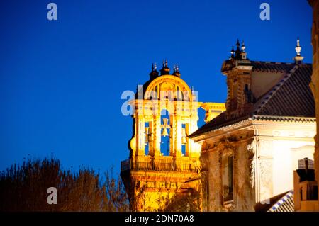 Barocker Glockenturm von Santa María Magdalena in Sevilla, Spanien. Stockfoto