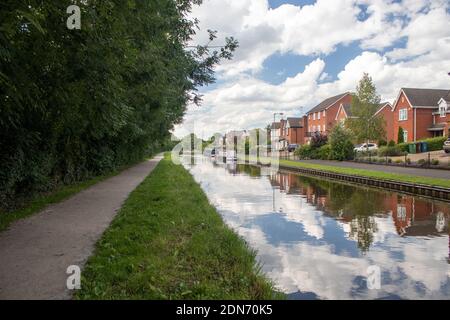 Kanal an der Seite einer neuen Wohnsiedlung geben Kontrast zwischen dem alten und dem neuen unter einem schönen Himmel Stockfoto