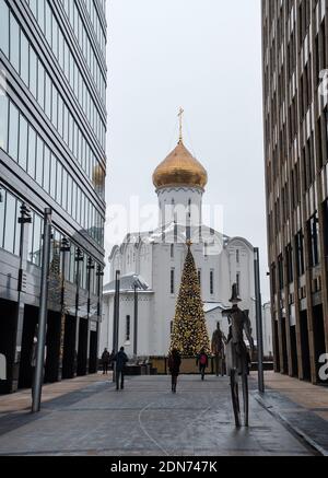 14. Dezember 2020, Moskau, Russland. Neujahrsbaum in der Kirche des heiligen Nikolaus des Wundertäters in Tverskaya Zastava. Stockfoto