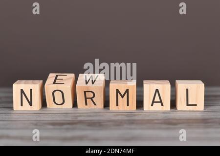 Holzklötze mit Buchstaben, die die Worte 'Neue Normalität' bilden Stockfoto