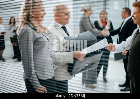 Nahaufnahme. Geschäftsmann erhält ein Dokument von einem Mitarbeiter des Unternehmens. Stockfoto