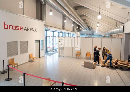 Bamberg, Deutschland. Dezember 2020. Medizinisches Personal beim Aufbau der Impfstelle Bamberg. In der noch im Bau befindlichen Impfstelle in der Bamberger Brose Arena sind bereits Probeläufe geplant. Quelle: Nicolas Armer/dpa/Alamy Live News Stockfoto