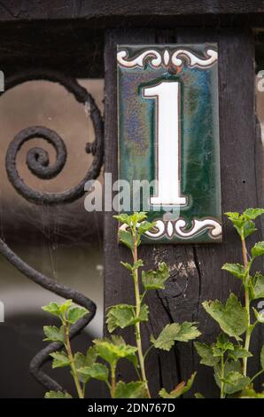 Haus Nummer eins auf einer keramischen Emaille-Fliese Stockfoto