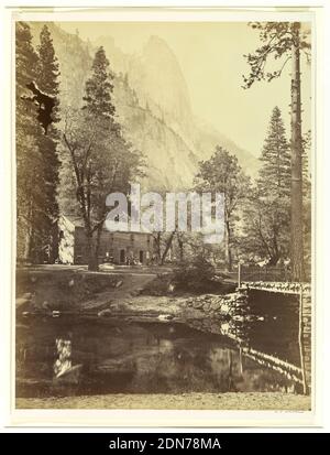 Hutching's Hotel am Fuße des Sentinel, Yosemite, Albumen Silberdruck, in bewaldeter Landschaft, zweistöckiges Haus mit Menschen vor. Ufer im Vordergrund; großer Berg im Hintergrund., USA, 1861–66, Landschaften, Fotografie, Fotografie Stockfoto