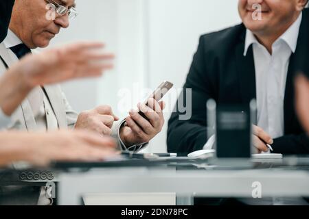 Nahaufnahme. Geschäftsmann liest SMS auf seinem Smartphone Stockfoto