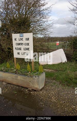 Alte Matratze wurde von zwei Schilder ohne Abfall in ländlichen Gebieten abgekippt Warwickshire, Großbritannien Stockfoto