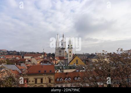 Zagreb Kathedrale mit abgerissenen Türmen während starken Erdbeben mit Zwei eiserne Kreuze auf der Oberseite des verbleibenden befestigt Türme Stockfoto