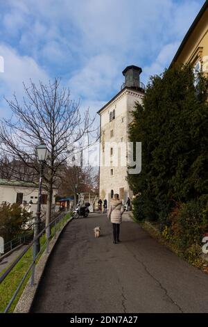 Zagreb, Kroatien-13. Dezember 2020: Beliebtes Wahrzeichen Zagrebs, Lotrscak Turm, im oberen Teil der Stadt Stockfoto