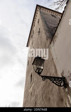 Zagreb, Kroatien-13. Dezember 2020: Beliebtes Wahrzeichen Zagrebs, Lotrscak Turm, im oberen Teil der Stadt Stockfoto