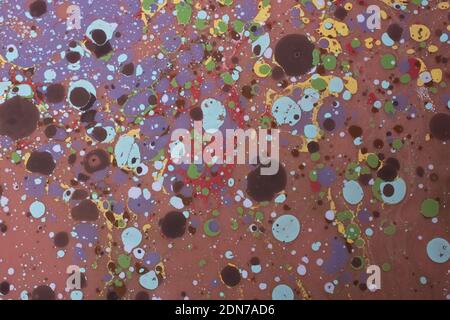 Ein abstrakter Hintergrund einer Wand mit Farbspritzern Stockfoto