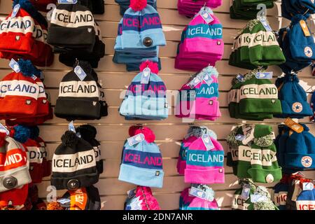 Island Wool Bobble Hüte Toques Beanies Zum Verkauf In Einem Isländischer Tourist Souvenir Store Winter Strickwollehatten Shop Display Stockfoto