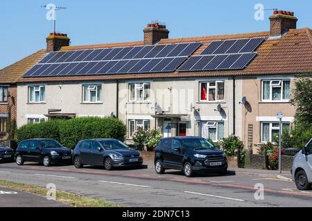 Reihenhäuser mit Sonnenkollektoren auf dem Dach in London, England, Vereinigtes Königreich, Vereinigtes Königreich Stockfoto