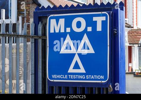 Das blaue drei-Dreiecke-Logo an der MOT-Teststation in London England Vereinigtes Königreich Großbritannien Stockfoto