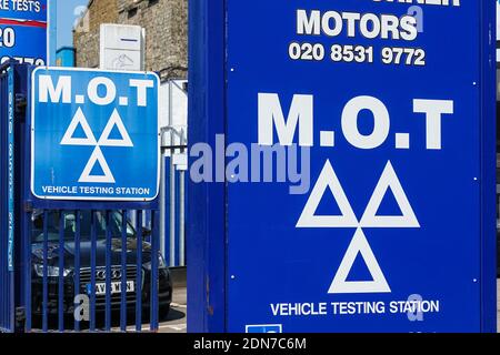 Das blaue drei-Dreiecke-Logo an der MOT-Teststation in London England Vereinigtes Königreich Großbritannien Stockfoto