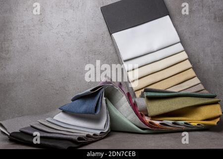 Interior Design Beispiel Swaps von Farbschattierungen in Vorhang Stoff Für Vergleich und Optionen auf stilvolle strukturierte metallic farbige Oberfläche Und Hintergrund Stockfoto