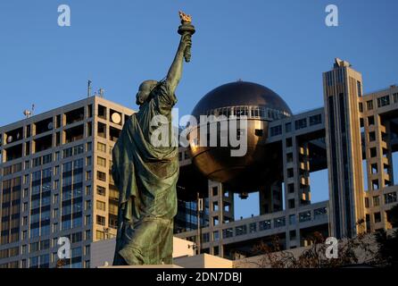 ODAIBA, TOKIO-CIRCA die dritte und aktuelle Fuji TV-Zentrale in Odaiba, bekannt für seine einzigartige Architektur von Kenzo Tange Stockfoto