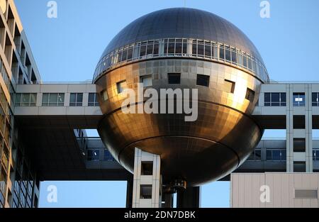 ODAIBA, TOKIO-CIRCA die dritte und aktuelle Fuji TV-Zentrale in Odaiba, bekannt für seine einzigartige Architektur von Kenzo Tange Stockfoto